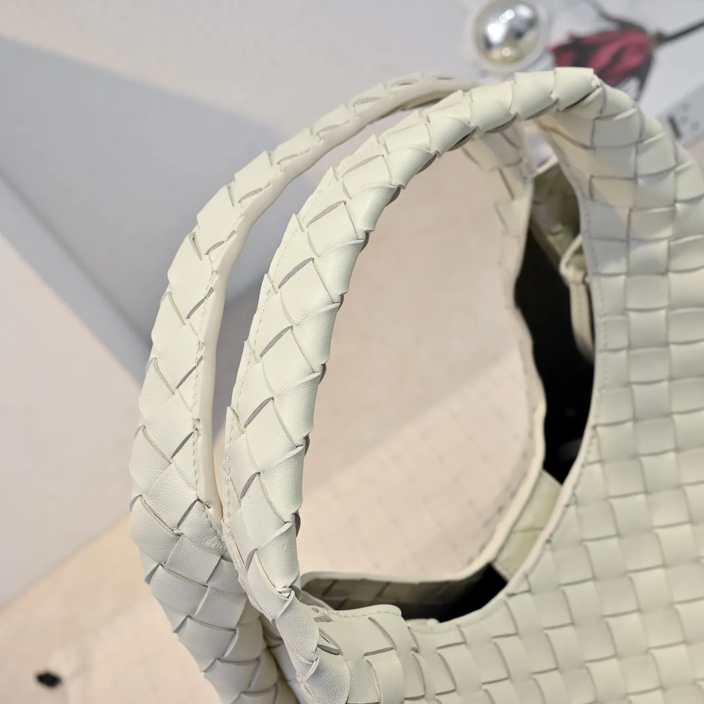 Batch 2160 new products are coming! BOTTEGA VENETA Bottega Veneta's 2025 new Campana shoulder bag is on the market~ First of all, I would like to praise the weight of this bag. As a not too small bag, it is very light for daily use. For people like me who need to carry a lot of belongings when going out, this advantage is great, and it greatly reduces the burden of traveling. 🛍️The shape is a bit like a combination of parachute and jodie. The blunt triangle shape is cute and honest. Carrying it on your back when going shopping is a good mood accelerator. The handles and body of the bag are both classic weaves. A tie is added to the original open design. If it is not tied up, the bag will look like a small vegetable basket when carried. Style number: 4249 Size: 33*20*16.5cm